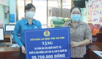 Liên đoàn Lao động tỉnh: Thăm, tặng quà tại thành phố Trà Vinh và huyện Tiểu Cần