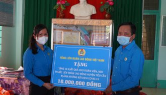 Trao 100 suất quà của Tổng LĐLĐ Việt Nam và 1.600 suất quà của LĐLĐ tỉnh cho đoàn viên và người lao động khó khăn
