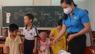 Tặng quà Trung thu cho trẻ em Trung tâm Bảo trợ xã hội tỉnh