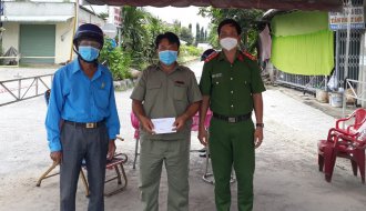 Liên đoàn Lao động huyện Càng Long: Thăm và tặng quà lực lượng trực chốt kiểm soát phòng, chống dịch COVID-19 trên địa bàn