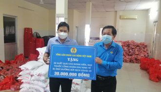 Trao quà của Tổng Liên đoàn Lao động Việt Nam và quà của Liên đoàn Lao động tỉnh cho đoàn viên và người lao động gặp khó khăn