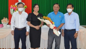 Trao quyết định nghỉ hưu đối với đồng chí Trần Trung Truyền, Phó Chủ tịch thường trực Liên đoàn Lao động tỉnh Trà Vinh