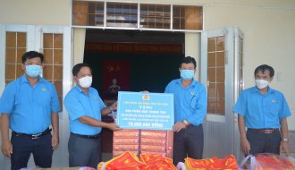 Liên đoàn Lao động huyện Trà Cú: 350 phần quà Trung thu tặng các cháu thiếu nhi con đoàn viên, CNVCLĐ có hoàn cảnh khó khăn