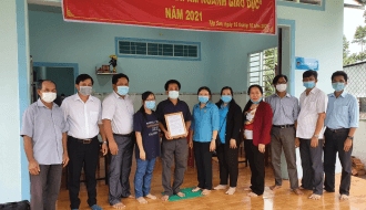 Công đoàn cơ sở Trường THPT Tập Sơn: Bàn giao nhà Mái ấm ngành giáo dục