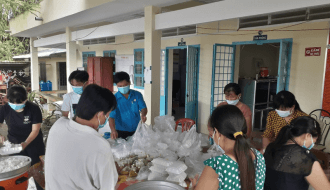 Công đoàn cơ sở Trường Tiểu học Lưu Nghiệp Anh B nấu cơm ủng hộ công dân tại khu cách ly tập trung