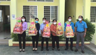 Liên đoàn Lao động huyện Cầu Kè: Trao tặng 228 phần quà tết cho đoàn viên, CNVCLĐ