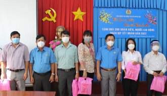 Liên đoàn Lao động tỉnh: Trao tặng quà tết cho đoàn viên công đoàn, công nhân lao động có hoàn cảnh khó khăn tại thị xã Duyên Hải