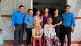 Công đoàn ngành Giáo dục và Sở Giáo dục – Đào tạo: Thăm Mẹ Việt Nam anh hùng