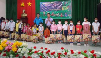 Liên đoàn Lao động huyện Trà Cú: Tặng quà 210 phần qùa trung thu cho con em công đoàn viên khó khăn