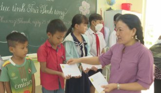 Công đoàn ngành Giáo dục tỉnh Trà Vinh: Trao 100 suất học bổng cho học sinh có hoàn cảnh khó khăn