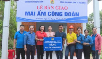 Công đoàn Khu kinh tế tỉnh Trà Vinh: Bàn giao nhà Mái ấm công đoàn