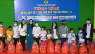 Liên đoàn Lao động tỉnh: Trao quà tết cho 71 trẻ em mồ côi do COVID-19