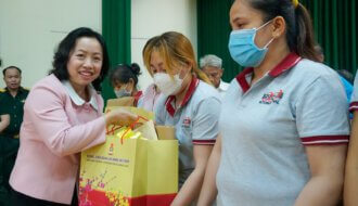 Phó Chủ tịch Tổng LĐLĐ Việt Nam Thái Thu Xương thăm, chúc Tết, tặng quà cho công nhân tại Trà Vinh