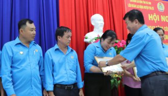 Liên đoàn Lao động huyện Trà Cú: Tổng kết hoạt động Công đoàn năm 2022, triển khai nhiệm vụ năm 2023