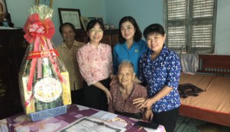 Liên đoàn Lao động tỉnh: Thăm và tặng quà Mẹ Việt Nam anh hùng