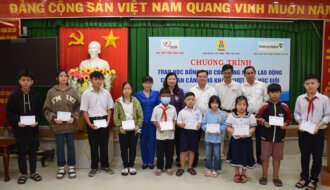 LĐLĐ tỉnh Trà Vinh: Trao 20 suất học bổng từ Quỹ Tấm lòng Vàng cho con công nhân lao động
