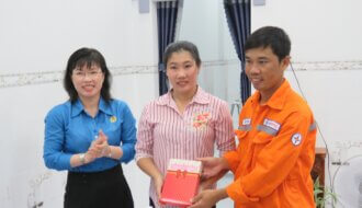 Công đoàn Điện lực Việt Nam gắn biển 05 căn nhà “Mái ấm công đoàn” tại Trà Vinh