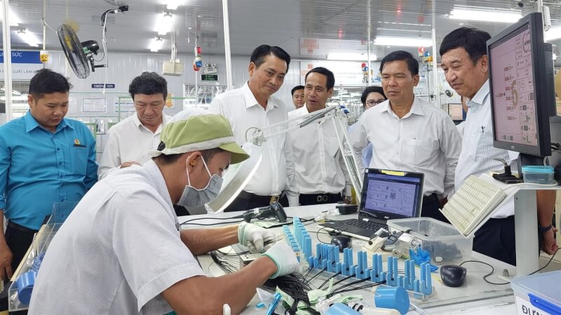 Phó Chủ tịch UBND tỉnh Trà Vinh Nguyễn Quỳnh Thiện thăm và tìm hiểu tình hình khởi động sản xuất đầu năm 2024 tại Khu công nghiệp Long Đức