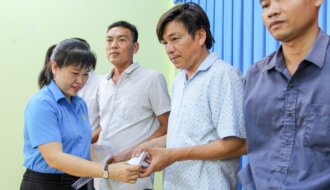 Liên đoàn Lao động thị xã Duyên Hải: Trao 51 phần quà cho đoàn viên có hoàn cảnh khó khăn